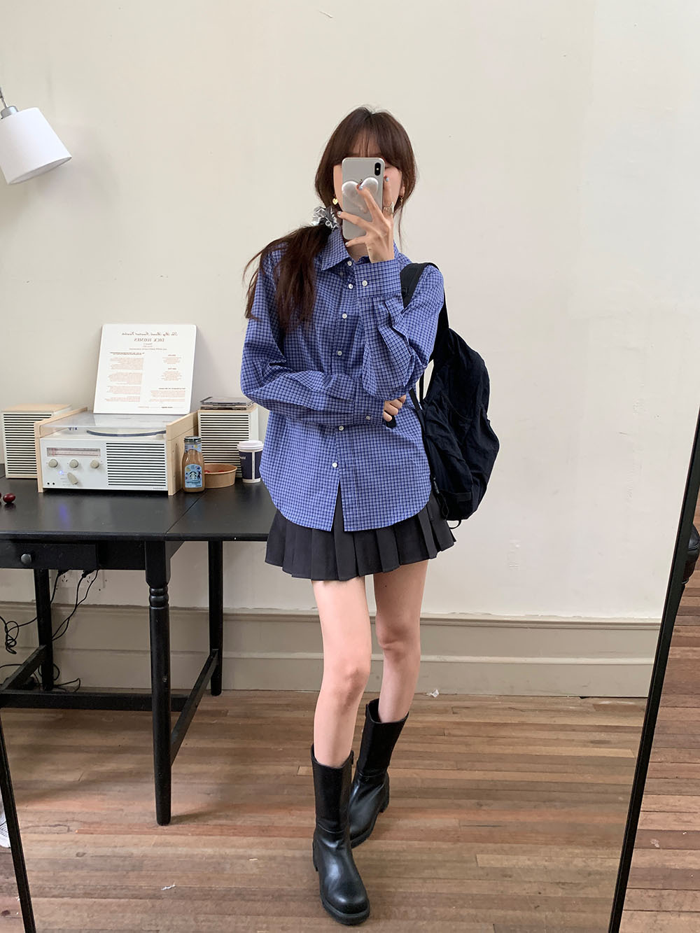A real photo of a woman wearing a retro, fair-skinned, blue checkered, simple letter-embroidered single-breasted long-sleeved shirt on Korean Instagram in autumn pic 5