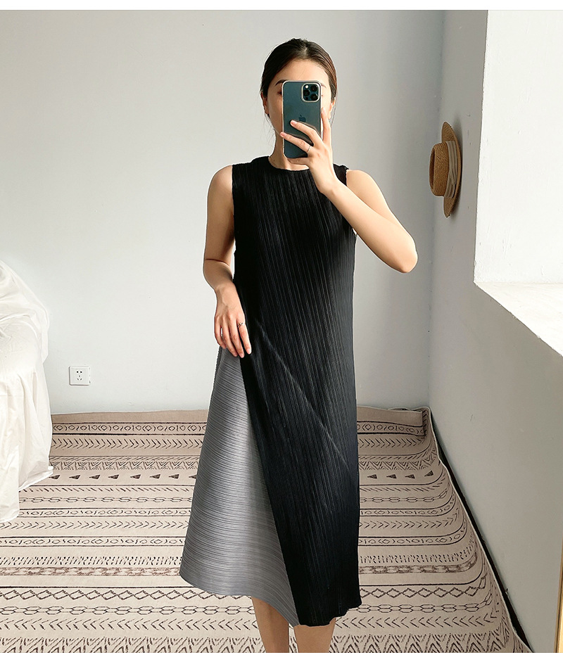 A mid-length sleeveless pleated dress for women, a new summer style by Miyake. This irregularly pieced A-line base dress is stylish pic 44