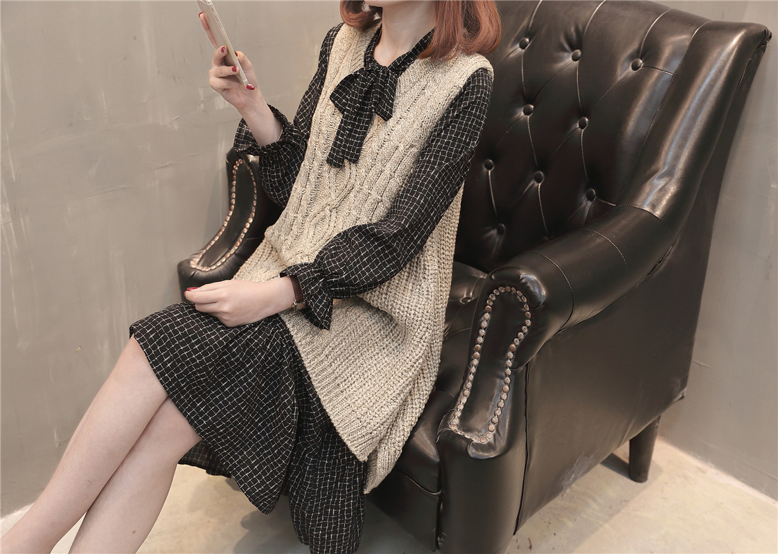 A new and stylish spring outfit for plus-size women, featuring a loose sweater, tank top and skirt that accentuates your figure pic 2