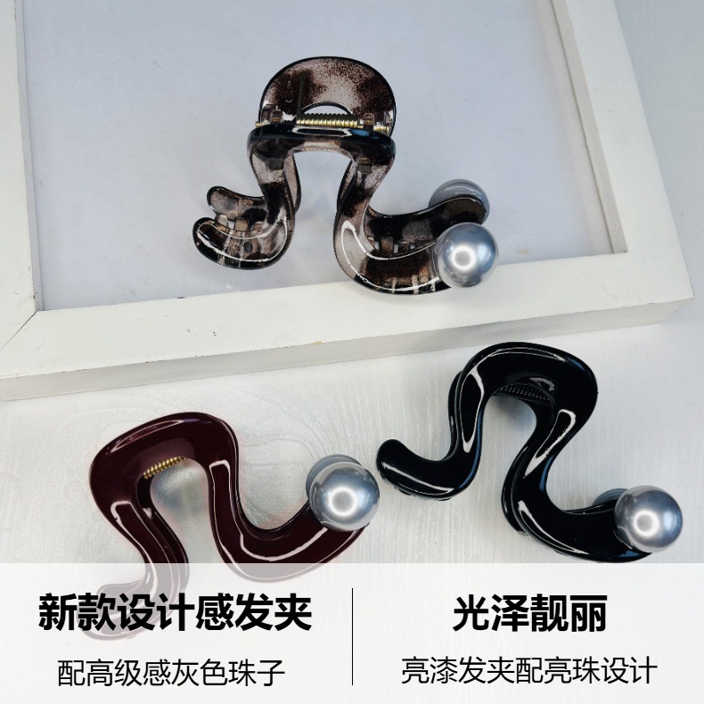 The 2025 National Trend series hairpins feature a niche design with geometric leopard print pearl hairpins, exuding a feminine and high-end charm. They are medium-sized semi-clip headwear pic 4