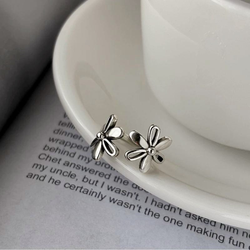 A simple and cold style hollowed-out flower ring for women on Instagram, a unique aged ring with a light luxury and niche design sense, a finger ring pic 10