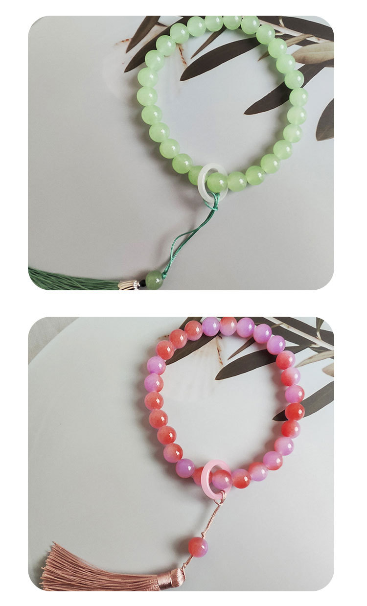 The peach holds a jade-like hand, twirling an ancient-style bracelet, mobile phone chain, Hanfu accessories, and is versatile. It plays with various objects and tassels pic 7