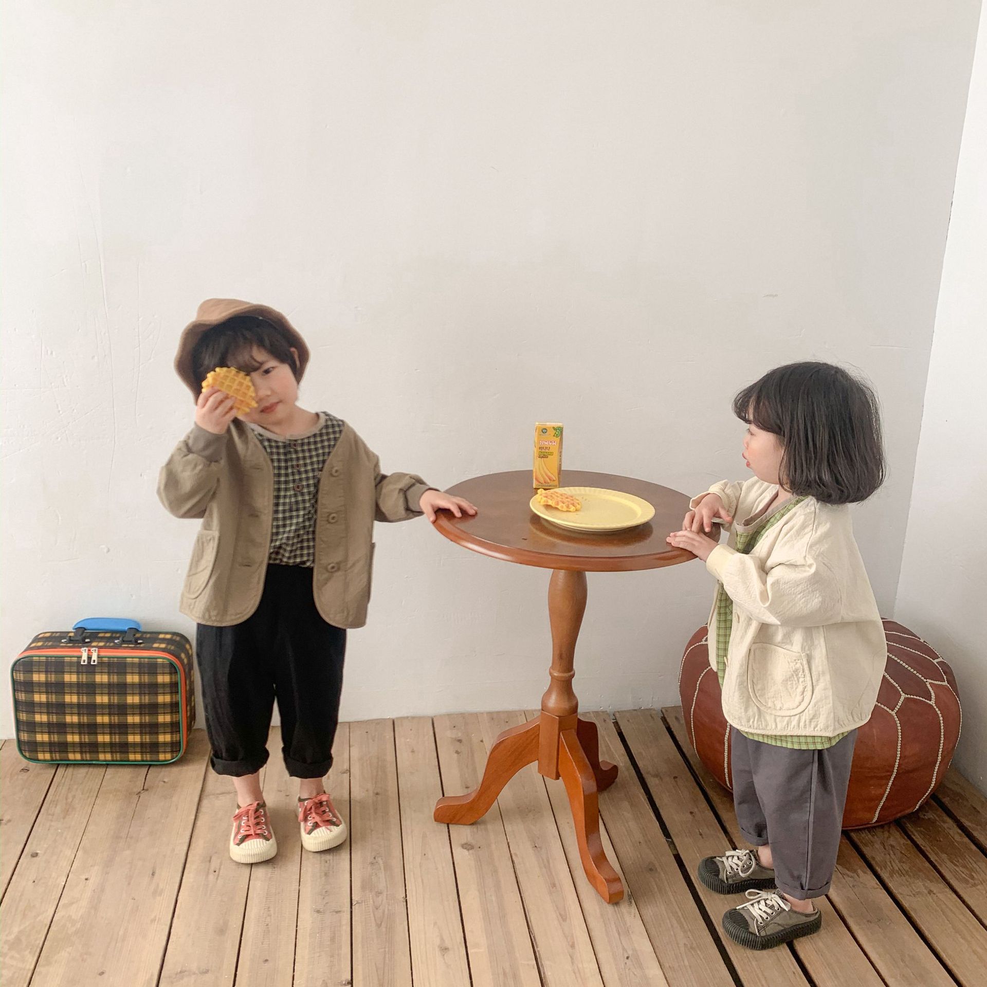 For the Spring and autumn of 2024, solid-color short jackets for children, a literary style for both boys and girls, and a small cardigan with a Japanese style as outerwear are all trendy pic 12