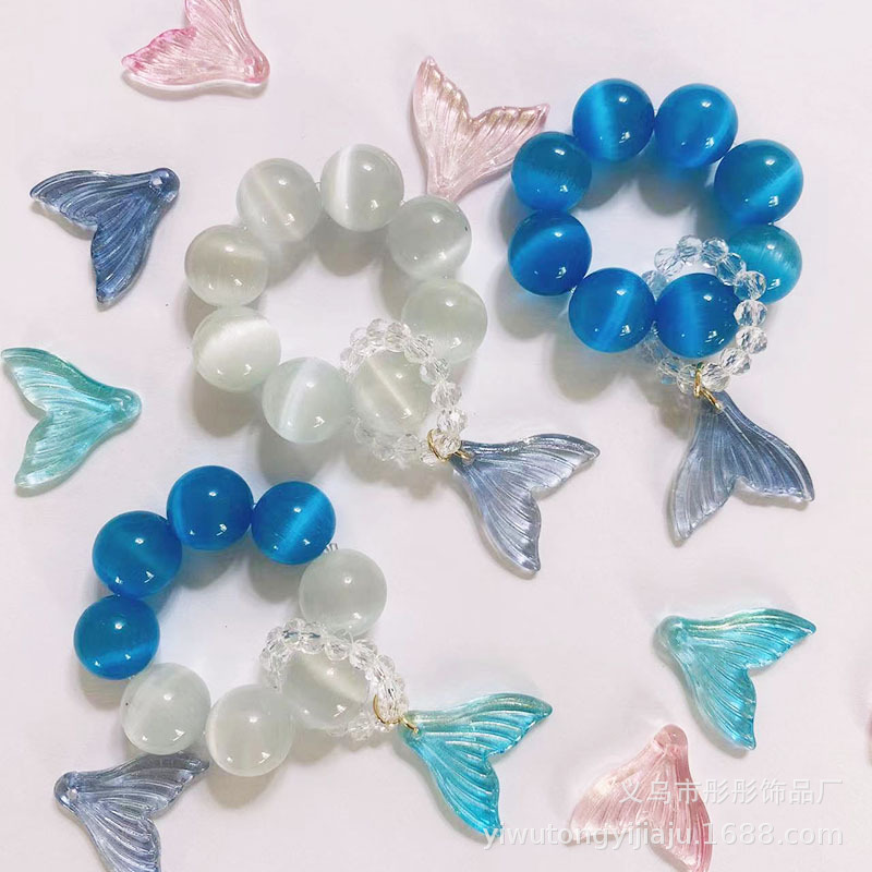 Qingqing Zijin holds a cultural and artistic bracelet that wraps around her fingers in a soft ancient style. This 18-seed prayer bead bracelet is a retro Hanfu accessory pic 4