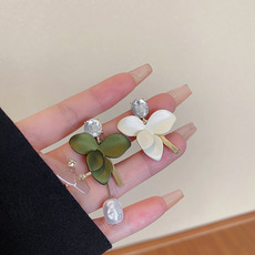 不对称绿色花瓣耳环高级感百搭复古珍珠耳坠女925银针耳饰品批发详情4