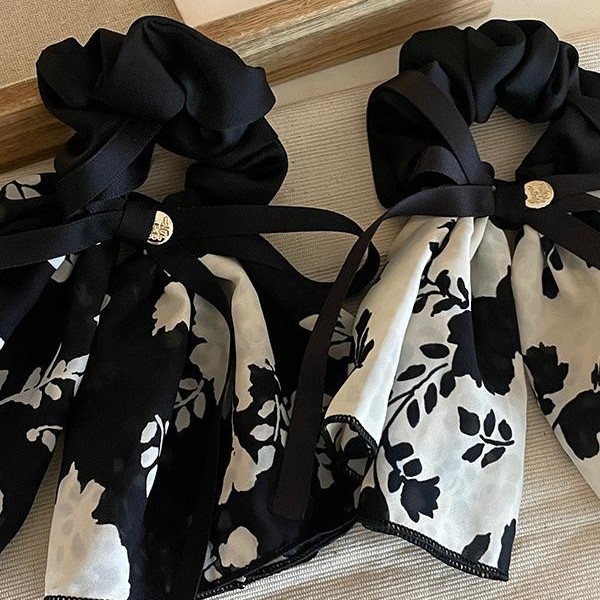 A new retro and high-end hair tie with a French elegant flower ribbon bow and a large colon hair band for women. A gentle headwear for women pic 3