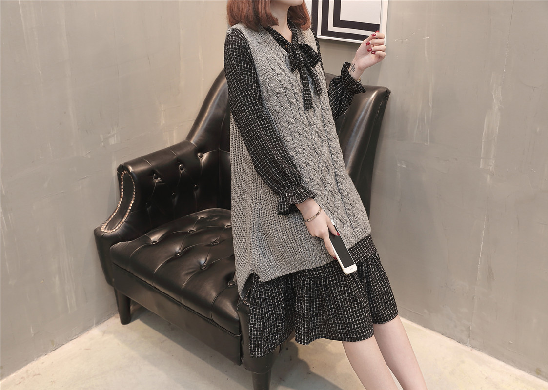A new and stylish spring outfit for plus-size women, featuring a loose sweater, tank top and skirt that accentuates your figure pic 38