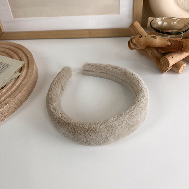 The Korean autumn and winter plush texture sponge thickened hair band has a simple and ladylike style. When washing your face, it can press down the hair and create a fluffy hair band for women pic 11