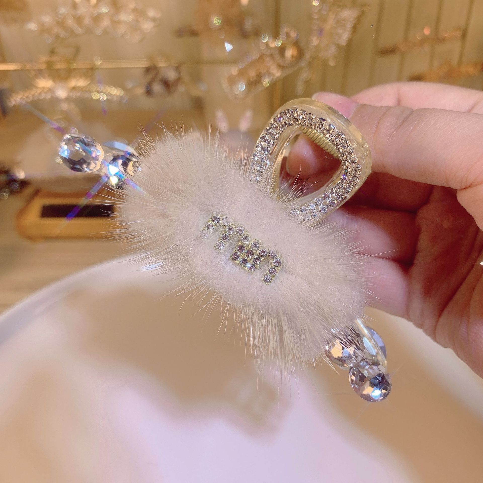 轻奢优雅水貂毛字母水钻抓夹秋冬新款网红毛绒发夹毛茸茸鲨鱼夹女详情7