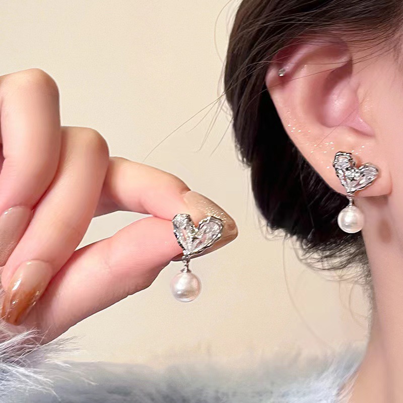 Instags-style pearl heart-shaped earrings for women, exquisite, niche, versatile and high-end stud earrings, 925 silver needle best-selling earrings wholesale pic 25