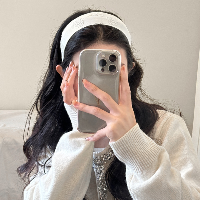 The gentle chanel-style wide-brimmed hair band exudes a feminine charm. The high top of the head is suitable for washing the face and pressing the hair. It is a versatile and high-end hair accessory for going out pic 11