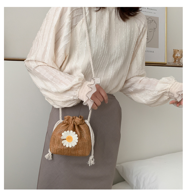 2021 new stylish drawstring bucket bag for women, Daisy woven bag, fashionable and compact mobile phone bag pic 3