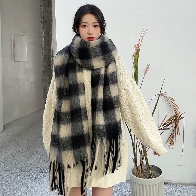 This winter Korean version of the export-oriented scarf is versatile. It features a thick and enlarged solid color shawl made of mohair, exuding a high-end and warm vibe pic 2