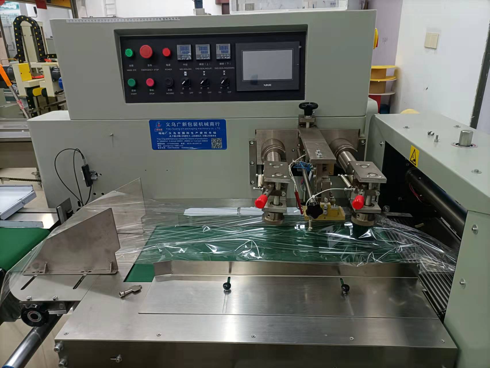 600 Servo pillow packaging machine, automatic servo pillow packaging machine for vegetables, biscuit, bread and candy packaging machine pic 3