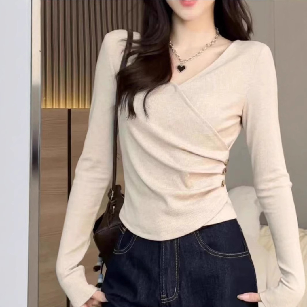 A large-sized solid-color long-sleeved T-shirt for women in the new autumn of 2025. It can be worn as a base layer for chubby girls to hide their skin and make them look slimmer. It is a full-shoulder top pic 3
