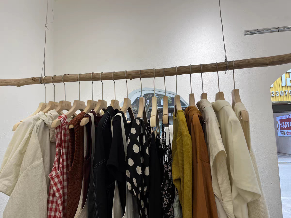 服装店实木儿童衣架无痕挂钩家用加粗成人裤架防滑晾衣架衣挂批发详情11