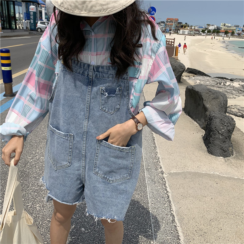 The new light-colored denim overalls for women in summer are super popular among Internet celebrities. The loose, rolled-up wide-leg pants are trendy and make you look younger pic 2
