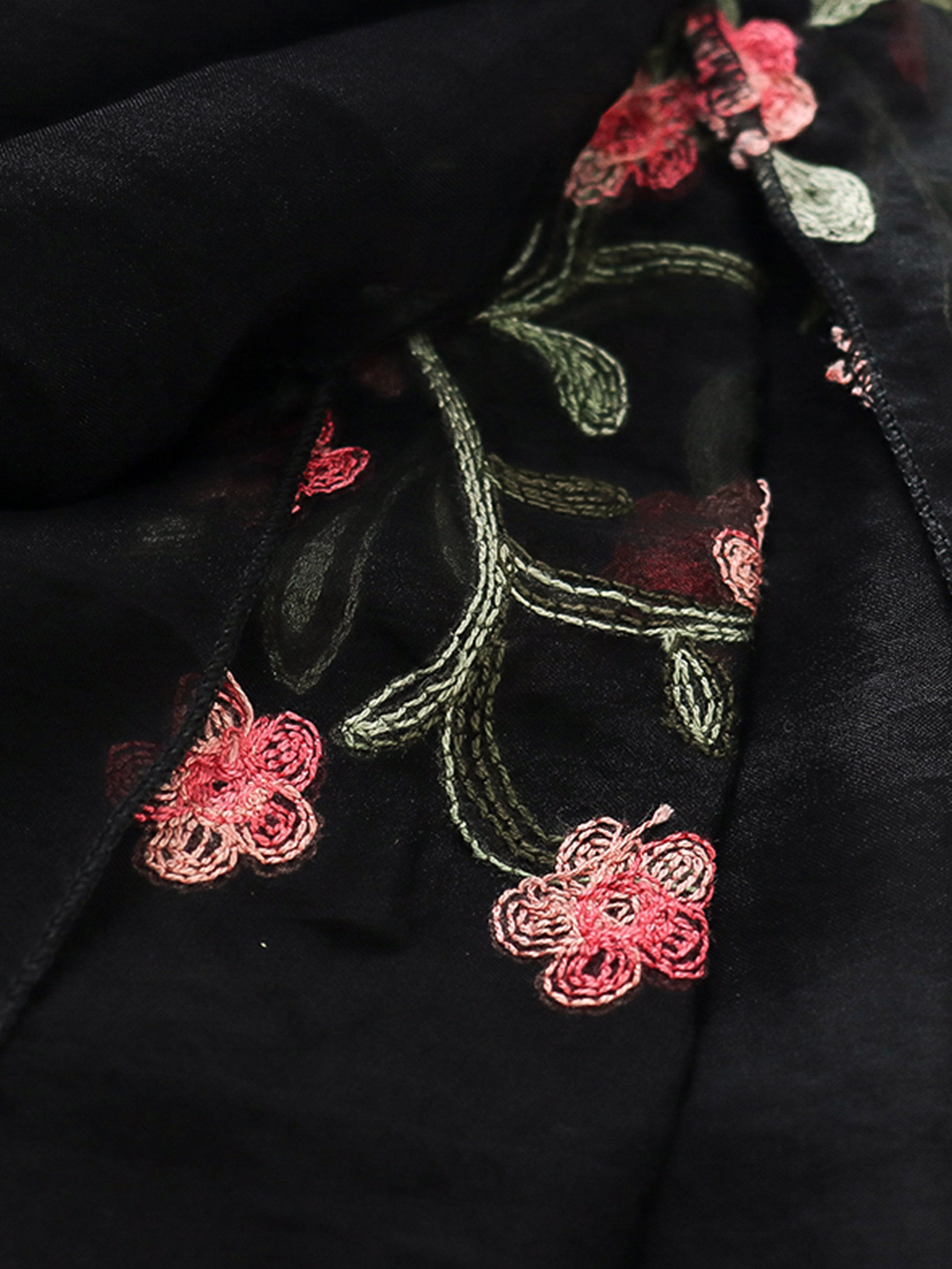 一件代发新款跨境专供美式田园风绣花披肩围脖外出拍照必防晒围巾详情18