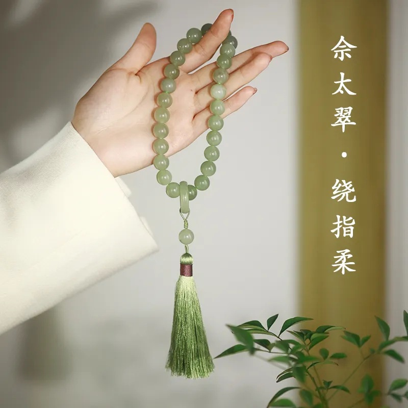 Qingqing Zijin holds a cultural and artistic bracelet that wraps around her fingers in a soft ancient style. This 18-seed prayer bead bracelet is a retro Hanfu accessory pic 8
