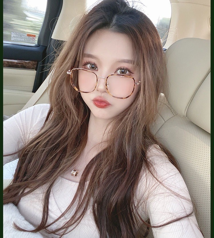 The same style of large face anti-blue light slimming natural face glasses as Internet celebrities, olive green anti-ultraviolet Douyin live streaming Instagram glasses pic 3