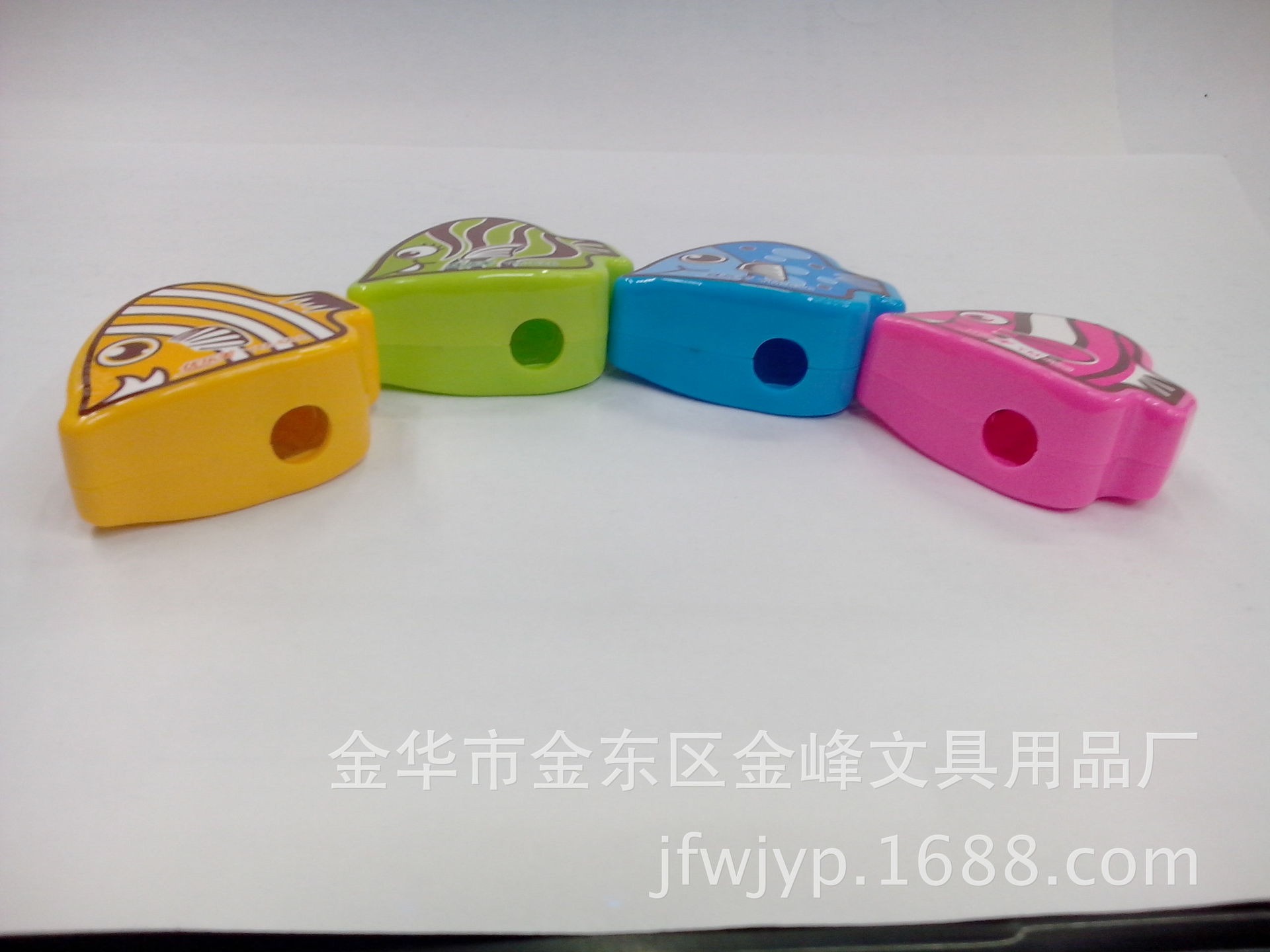 A cute and creative pencil sharpener in the shape of a small fish, a student office supplies pen sharpener pic 7