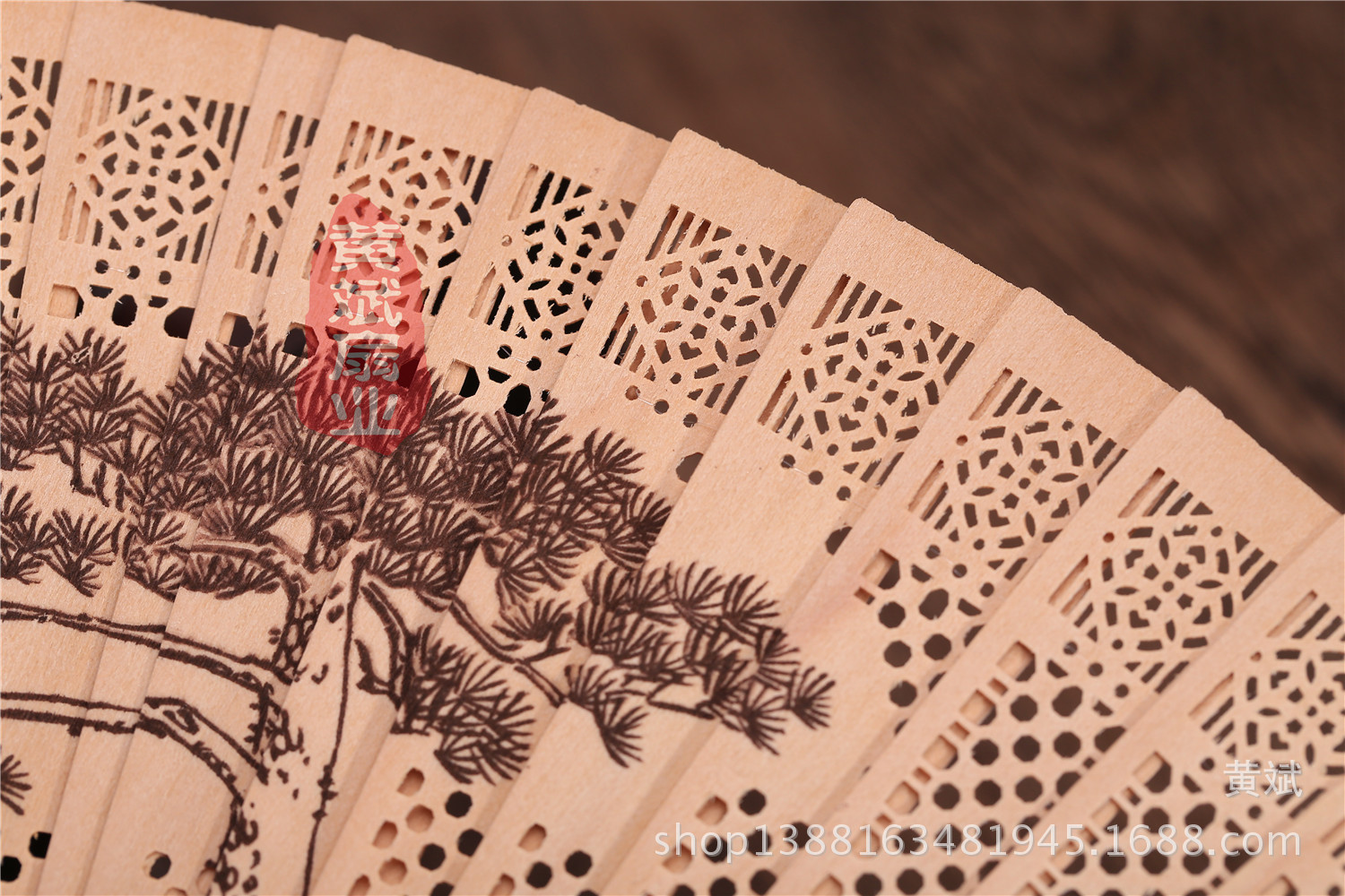 11只彩鹤扇子批发礼品扇禾木扇仿檀香扇带香镂空印花带扇盒详情20