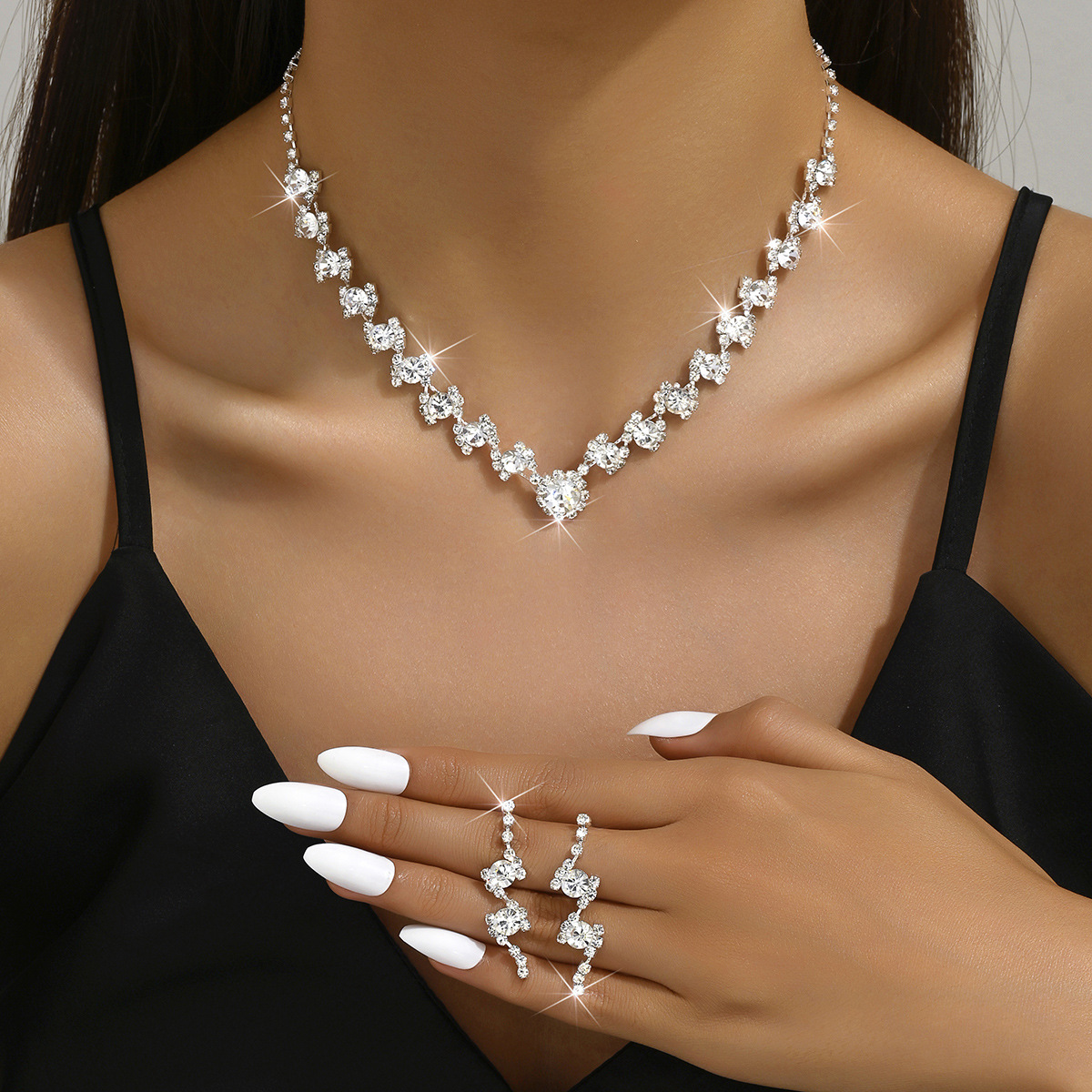 European and American light luxury high-end jewelry set necklace, niche lightning shaped collarbone chain, fashionable and versatile accessories wholesale pic 3