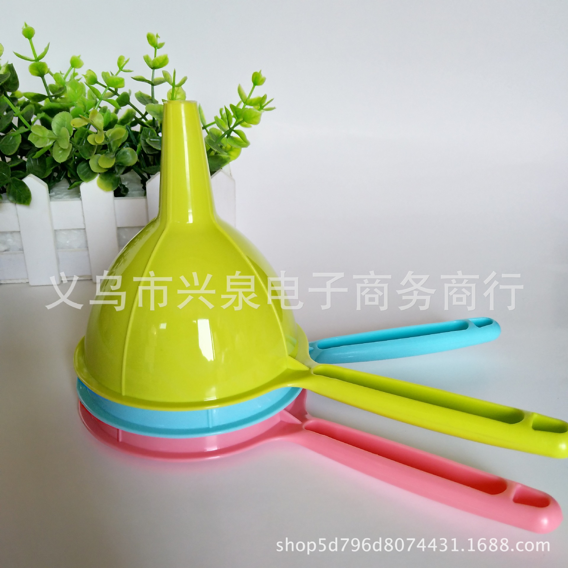Long-handled funnels, handled funnels, colorful small funnels, fashionable household items, one-yuan special batch pic 2