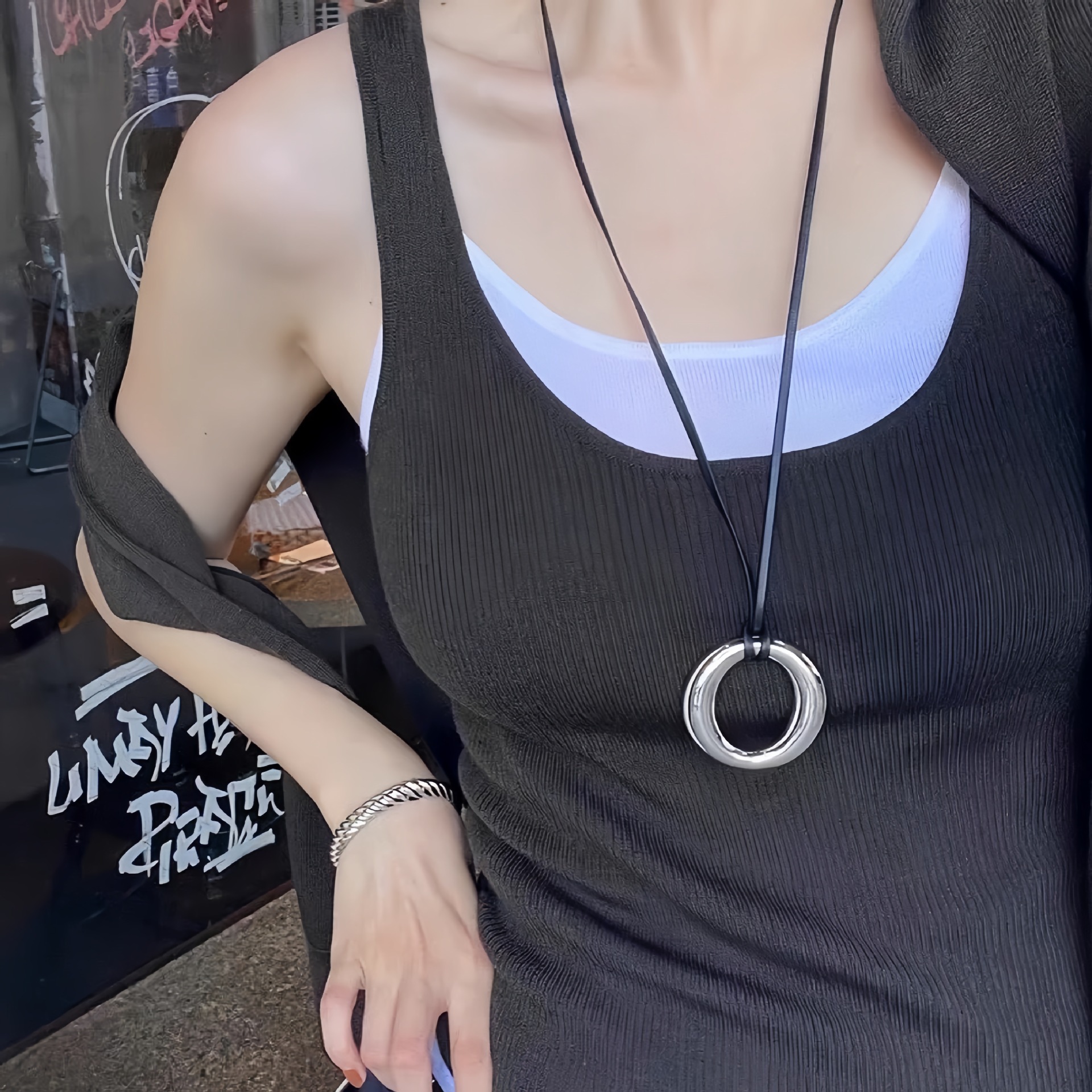 2025年新品张悦儿同款几何圆环吊坠项链设计感黑皮绳可调节锁骨链详情4
