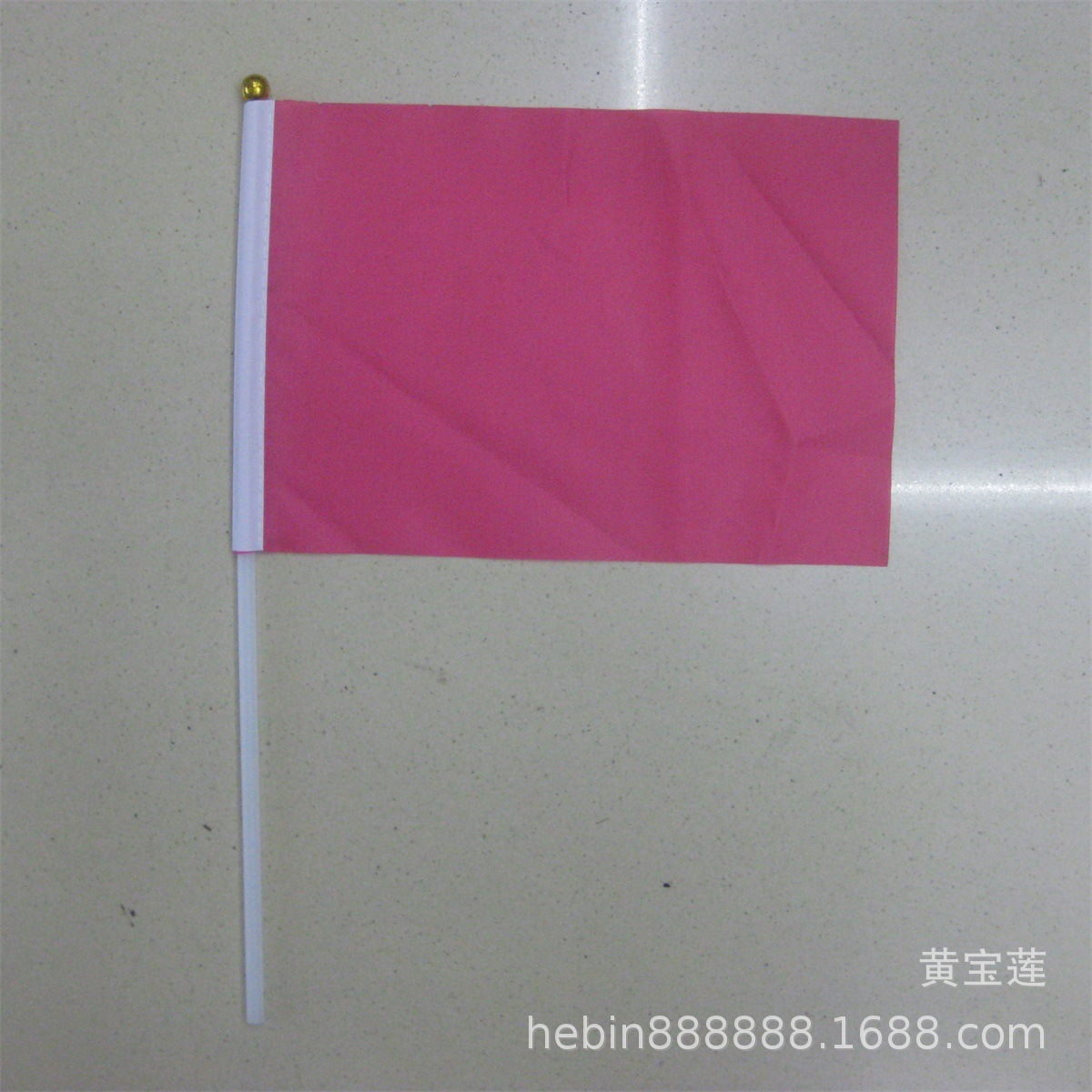 手摇彩旗