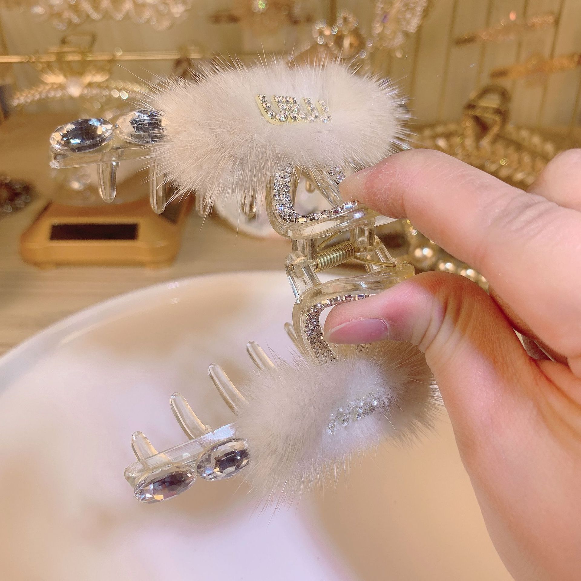 轻奢优雅水貂毛字母水钻抓夹秋冬新款网红毛绒发夹毛茸茸鲨鱼夹女详情3