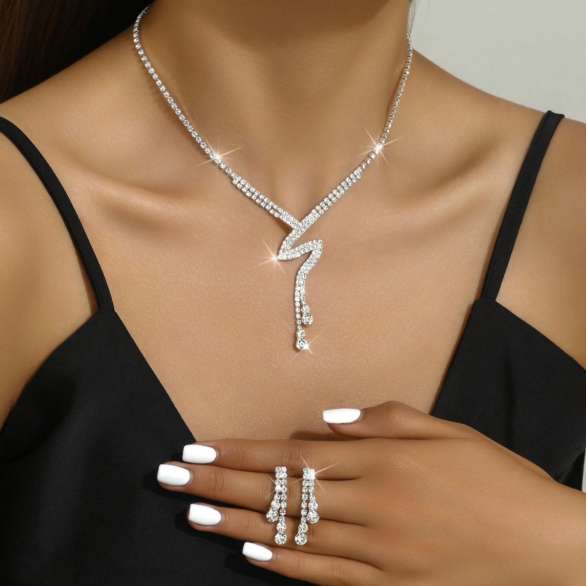 European and American light luxury high-end jewelry set necklace, niche lightning shaped collarbone chain, fashionable and versatile accessories wholesale pic 17