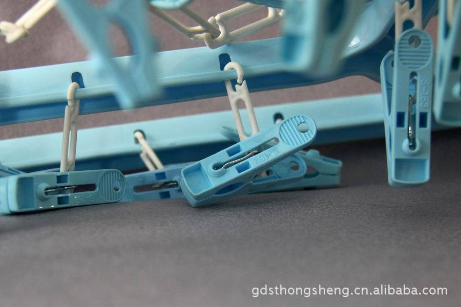 专业生产日用塑料晒架 24夹正方形晒衣架 PP晒架详情3