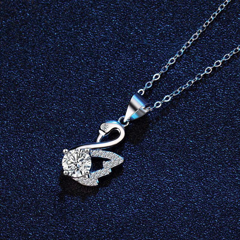 A high-quality imitation D-color moissanite four-leaf clover female pendant with eight hearts and eight arrows from a live-streaming product by a popular influencer on Kuaishou and Douyin pic 9