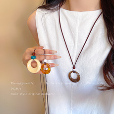 Four-leaf zircon flower titanium steel necklace with a cold and elegant female style, light luxury and niche design, collarbone chain, retro autumn and winter accessory pic 3