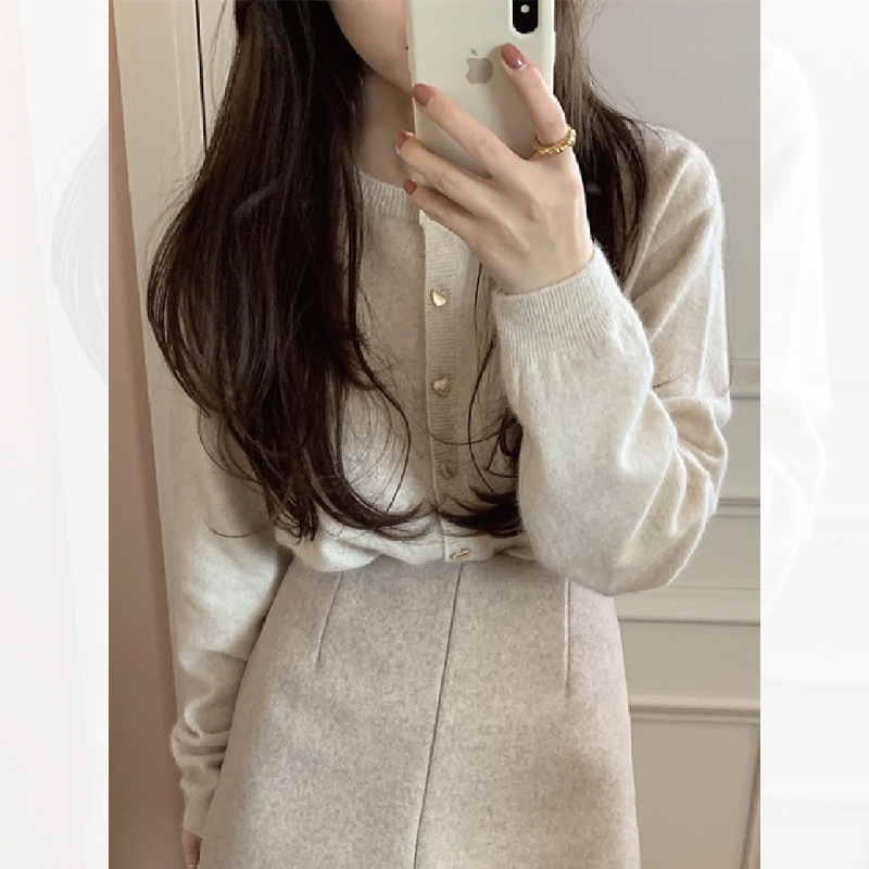 A gentle pink sweater with heart-shaped buttons for women in the spring and autumn of 2022, paired with a loose and sweet knitted cardigan jacket pic 29