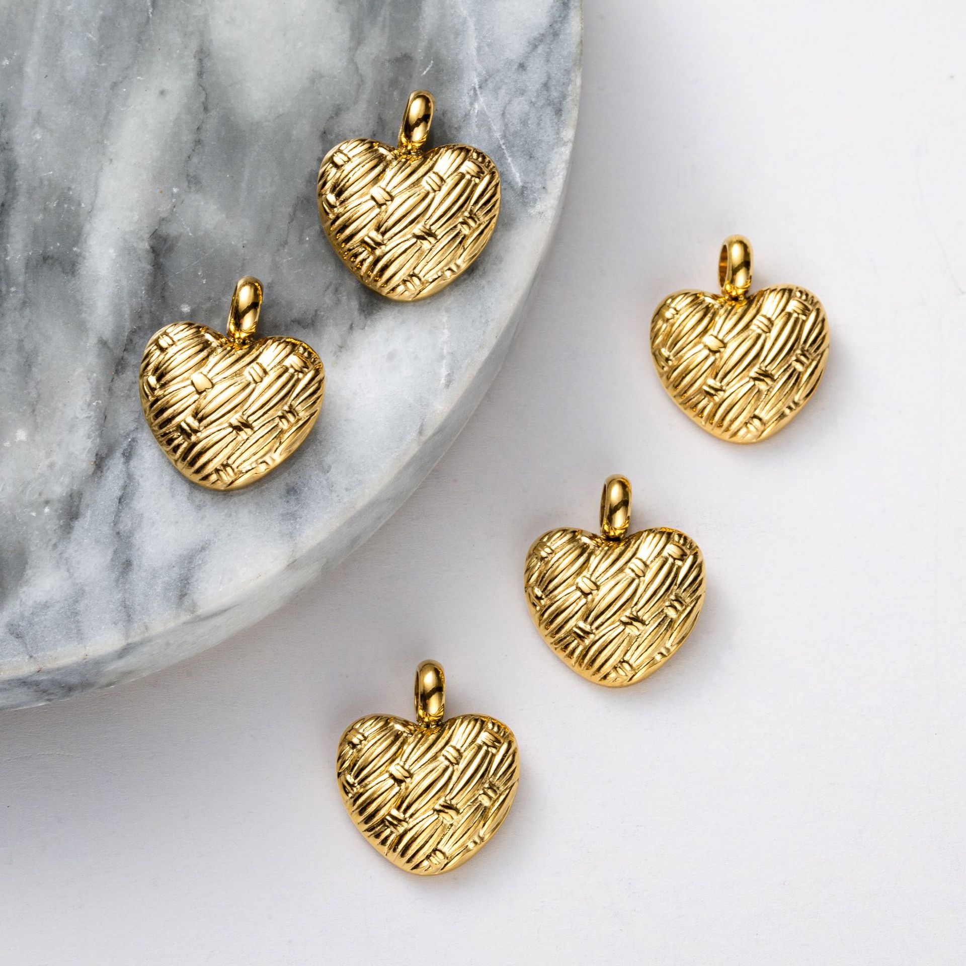 Color-preserving titanium steel plated with real gold, retro heart-shaped heart woven pattern DIY necklace accessory pic 2