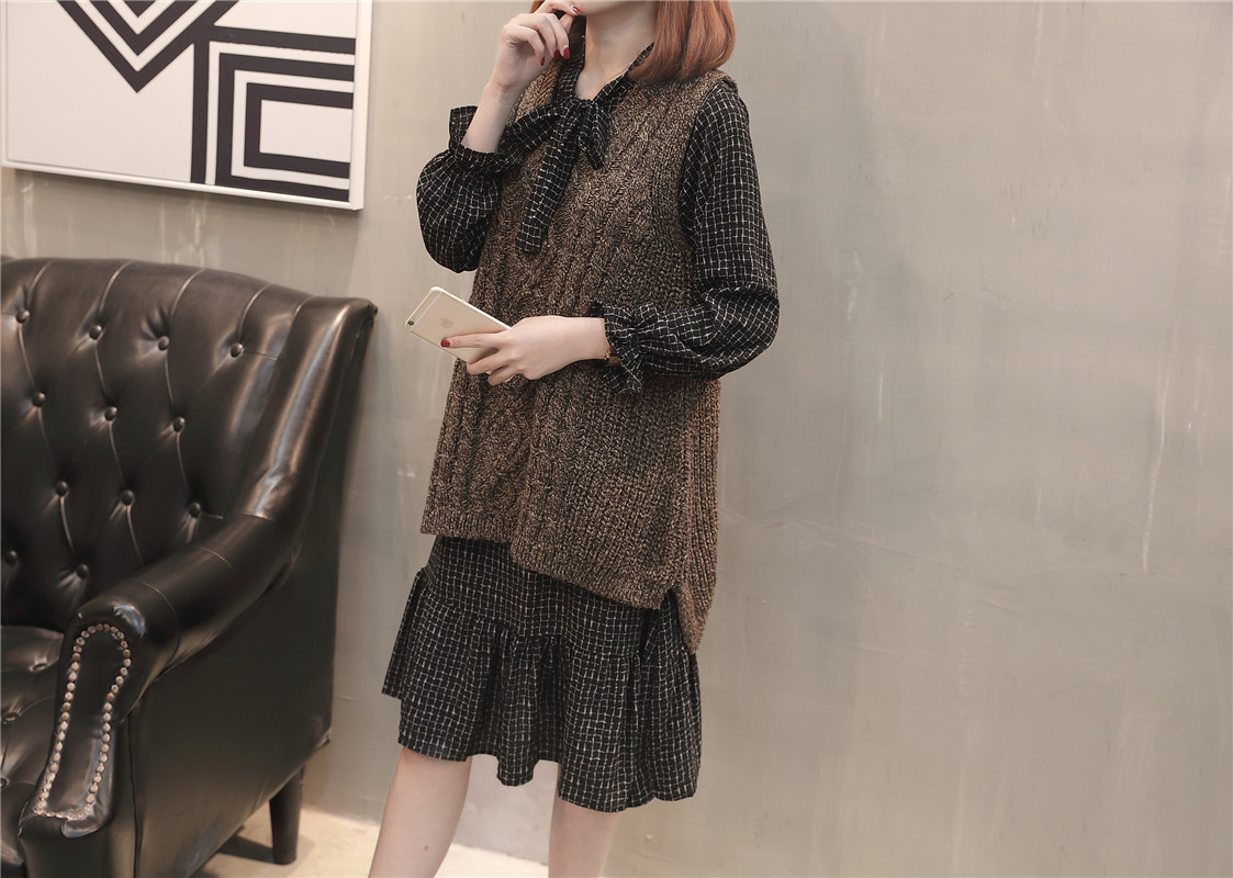 A new and stylish spring outfit for plus-size women, featuring a loose sweater, tank top and skirt that accentuates your figure pic 34