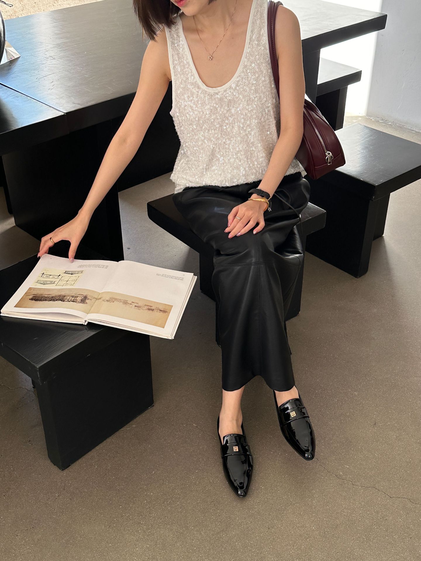 2024春新款韩版亮皮尖头粗低跟百搭金属扣软皮学院风女士小皮鞋单详情12