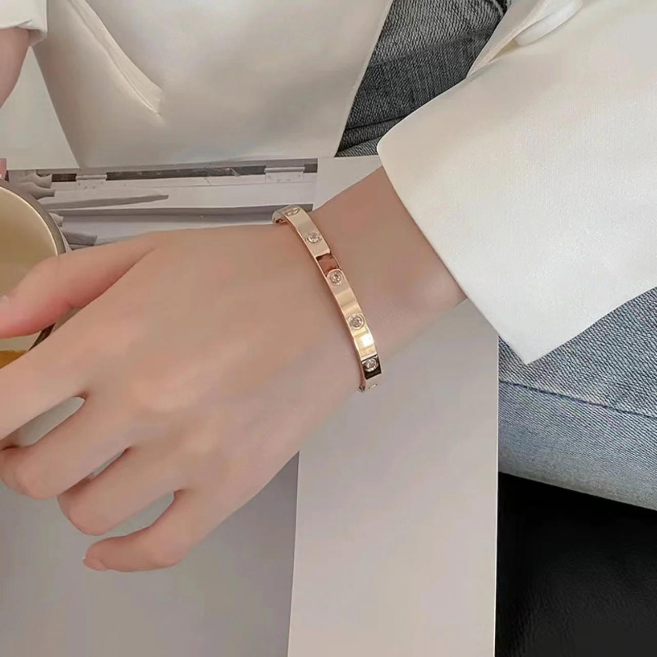 钛钢手镯女满钻卡家手环不掉色女简约百搭手饰品网红设计厂家批发详情4