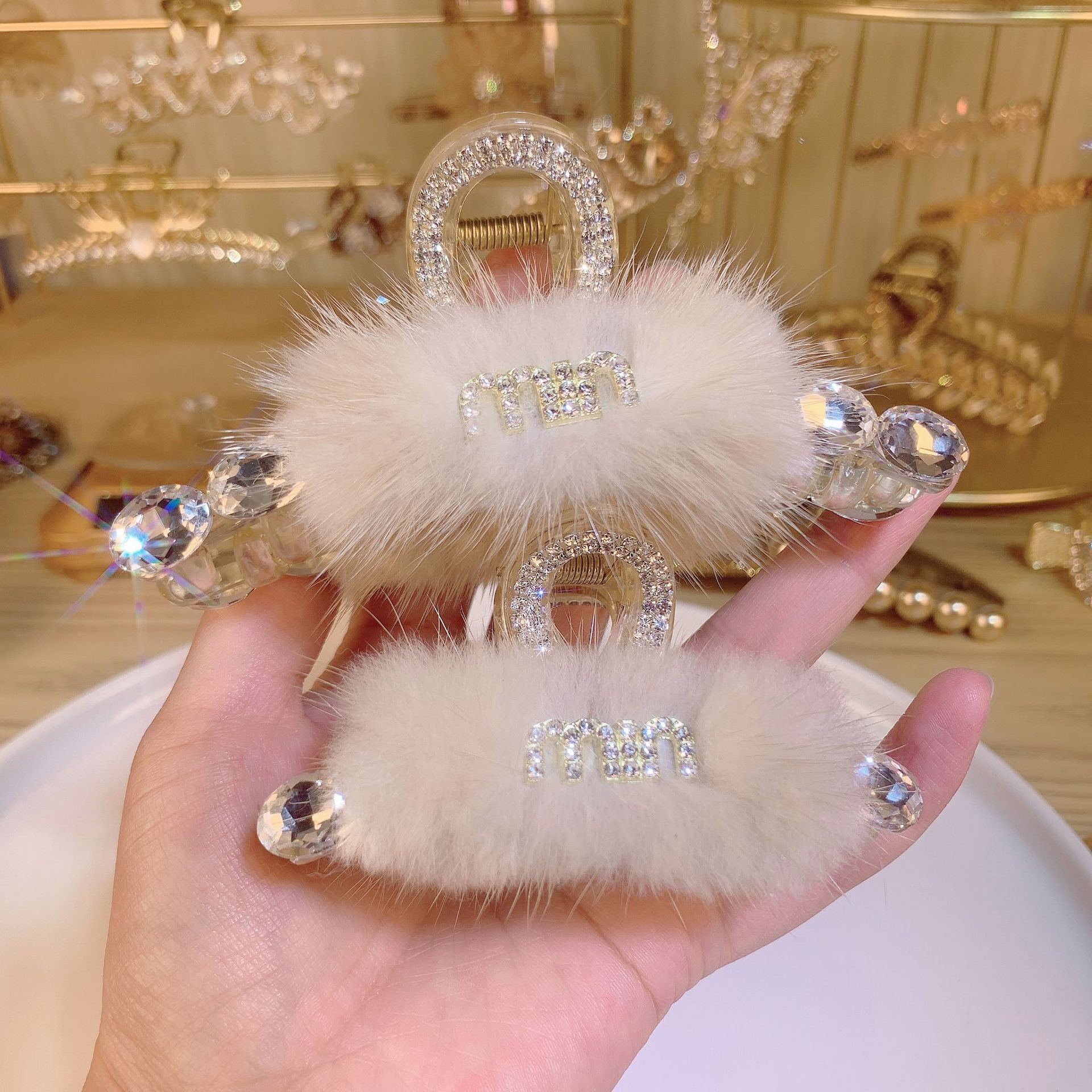 轻奢优雅水貂毛字母水钻抓夹秋冬新款网红毛绒发夹毛茸茸鲨鱼夹女详情1