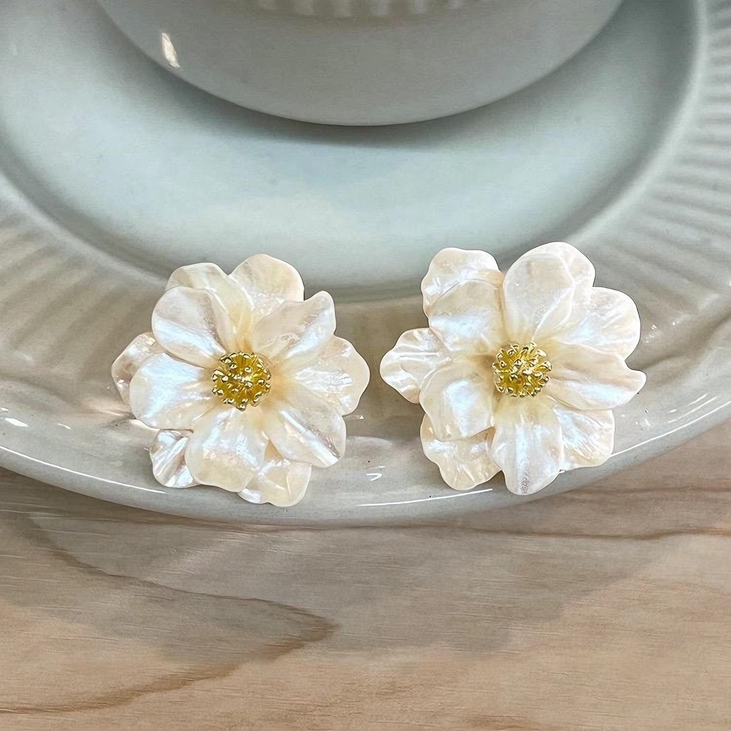 French-style camellia stud earrings for women, a new bestseller in 2025, exude a sense of high-end luxury and fashion, and are versatile earrings and accessories pic 7
