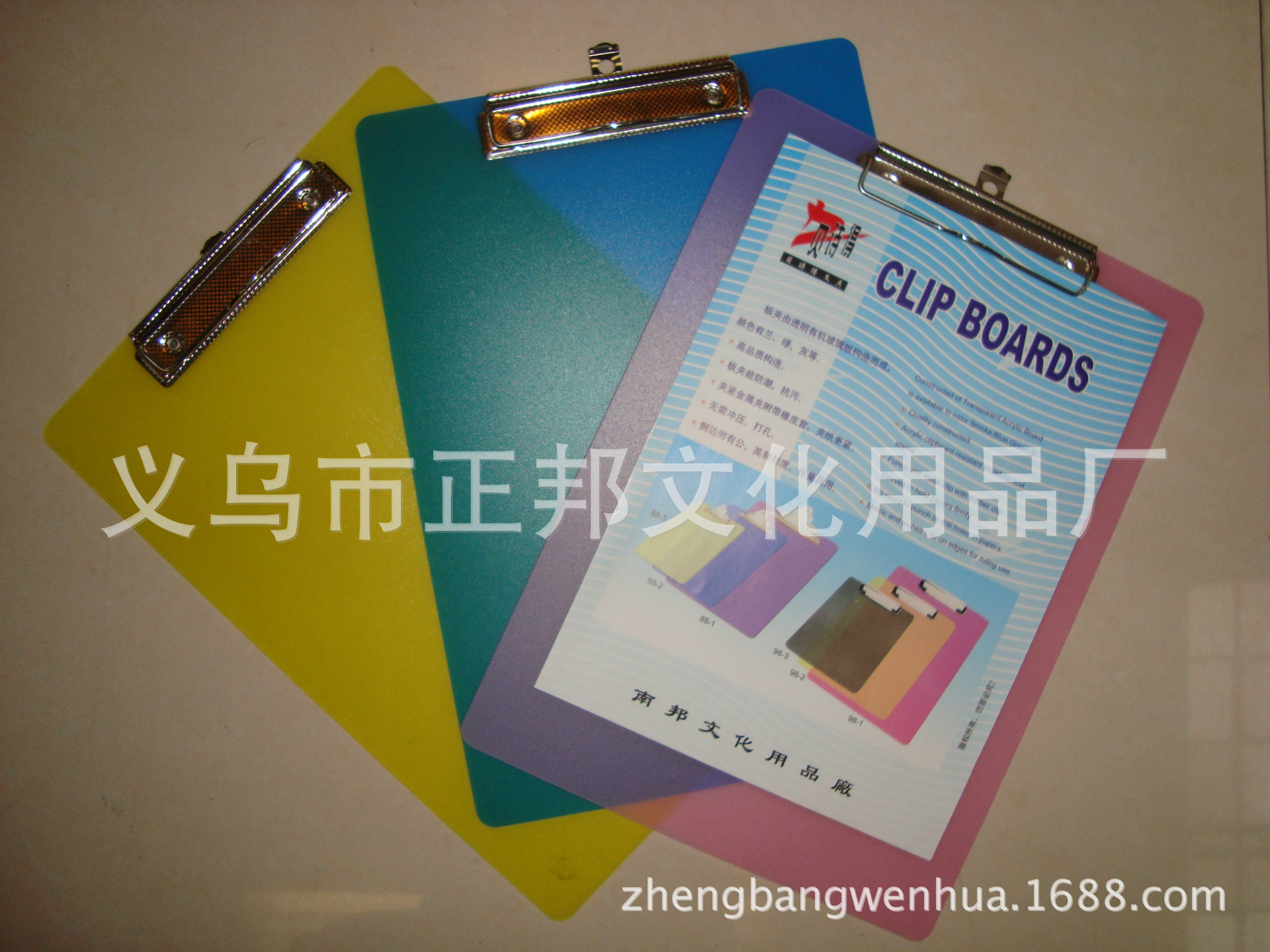 Wholesale A4A5 transparent colored plastic flat plate clamps, writing board clamps, copy board clamps, learning and office supplies from the manufacturer pic 3