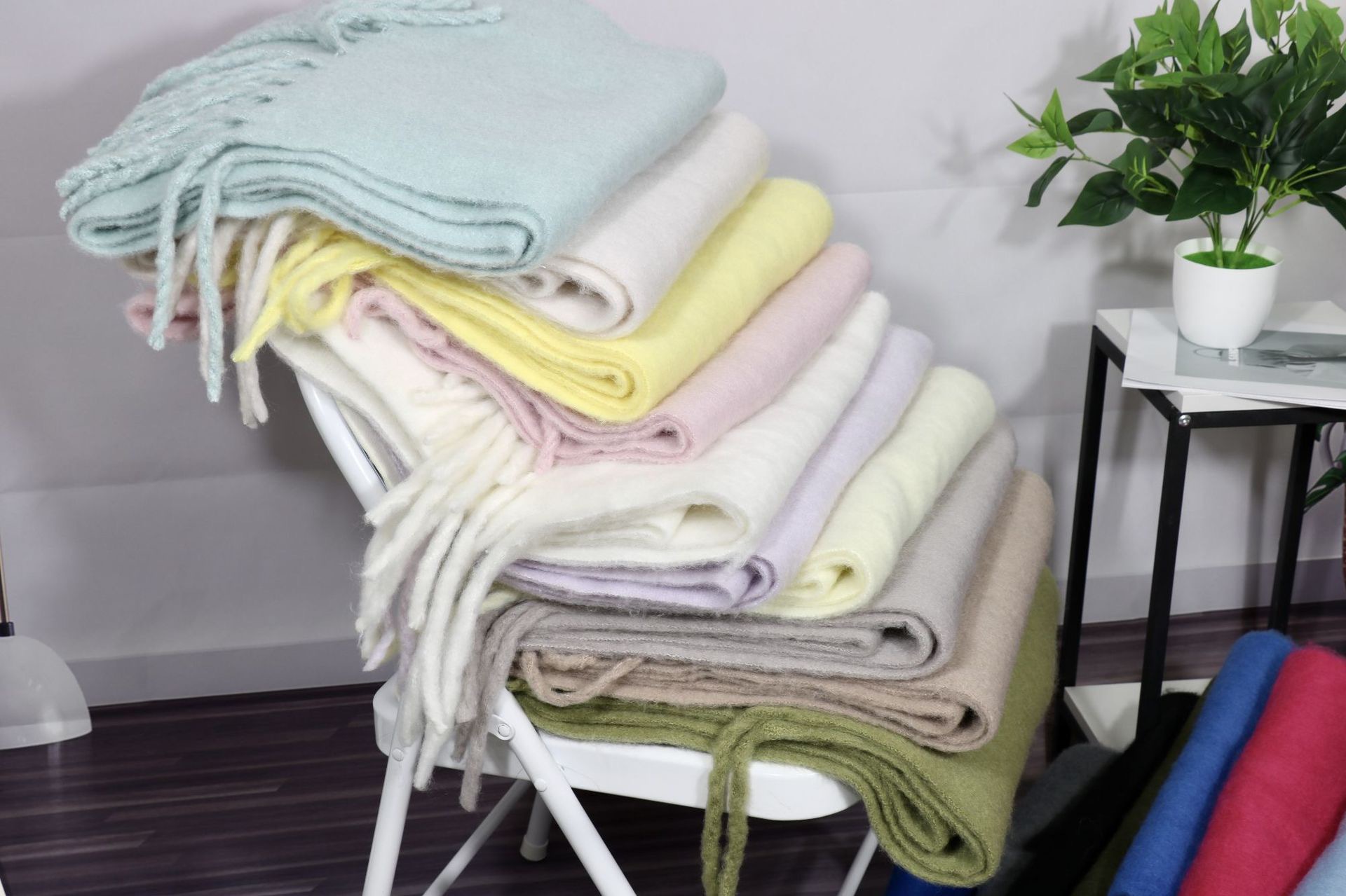 The 2024 new style scarf features solid mohair and winter macarons with thick tassels, providing warmth for ladies in autumn, winter and Christmas pic 2