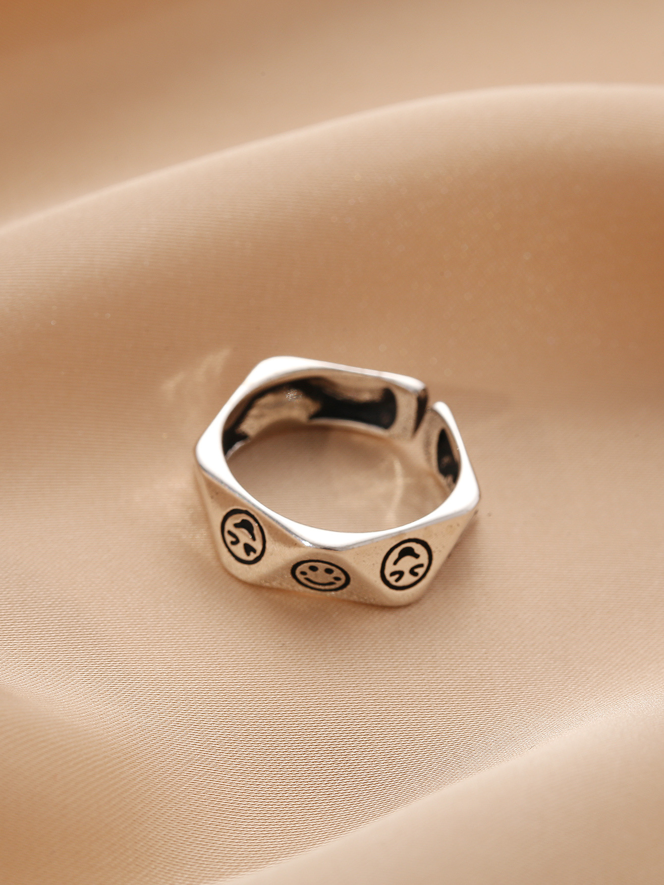 A copper cast metal ring with a retro and aged smiley face and a geometric, simple and niche style is selling well across borders pic 3