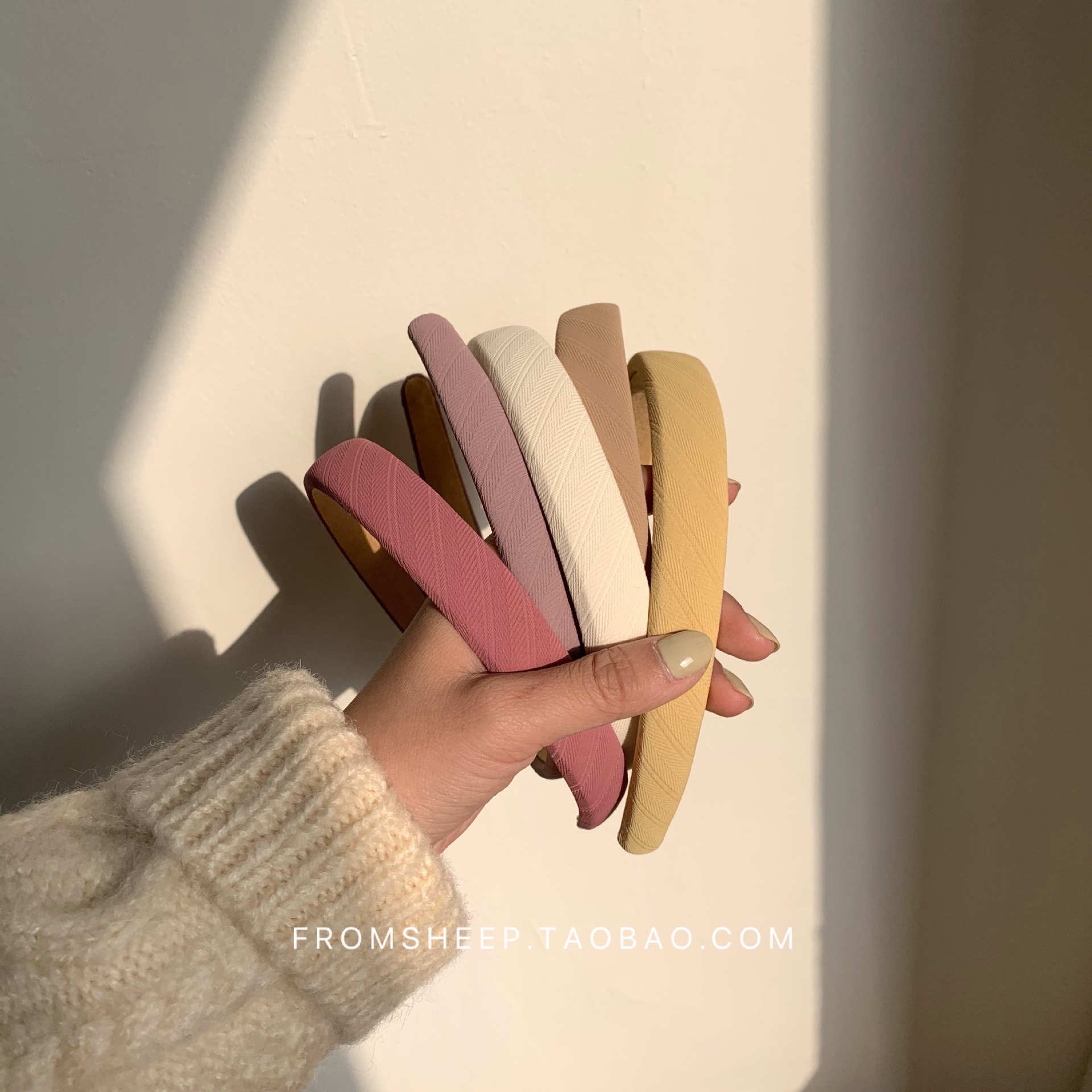 Korean-style hairbands for women in 2025 are trendy and versatile for going out. The headband is simple and elegant, and the hairpin is a popular online hair accessory with wide edges and a sweet look pic 24