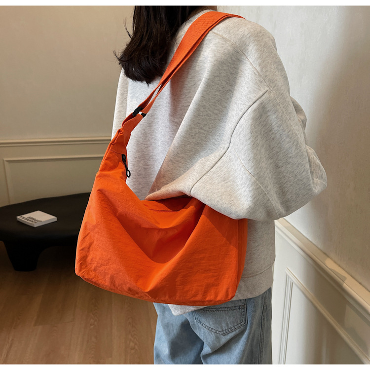 防水尼龙布袋斜挎包2024新款百搭饺子包简约百搭大容量上课单肩包详情30