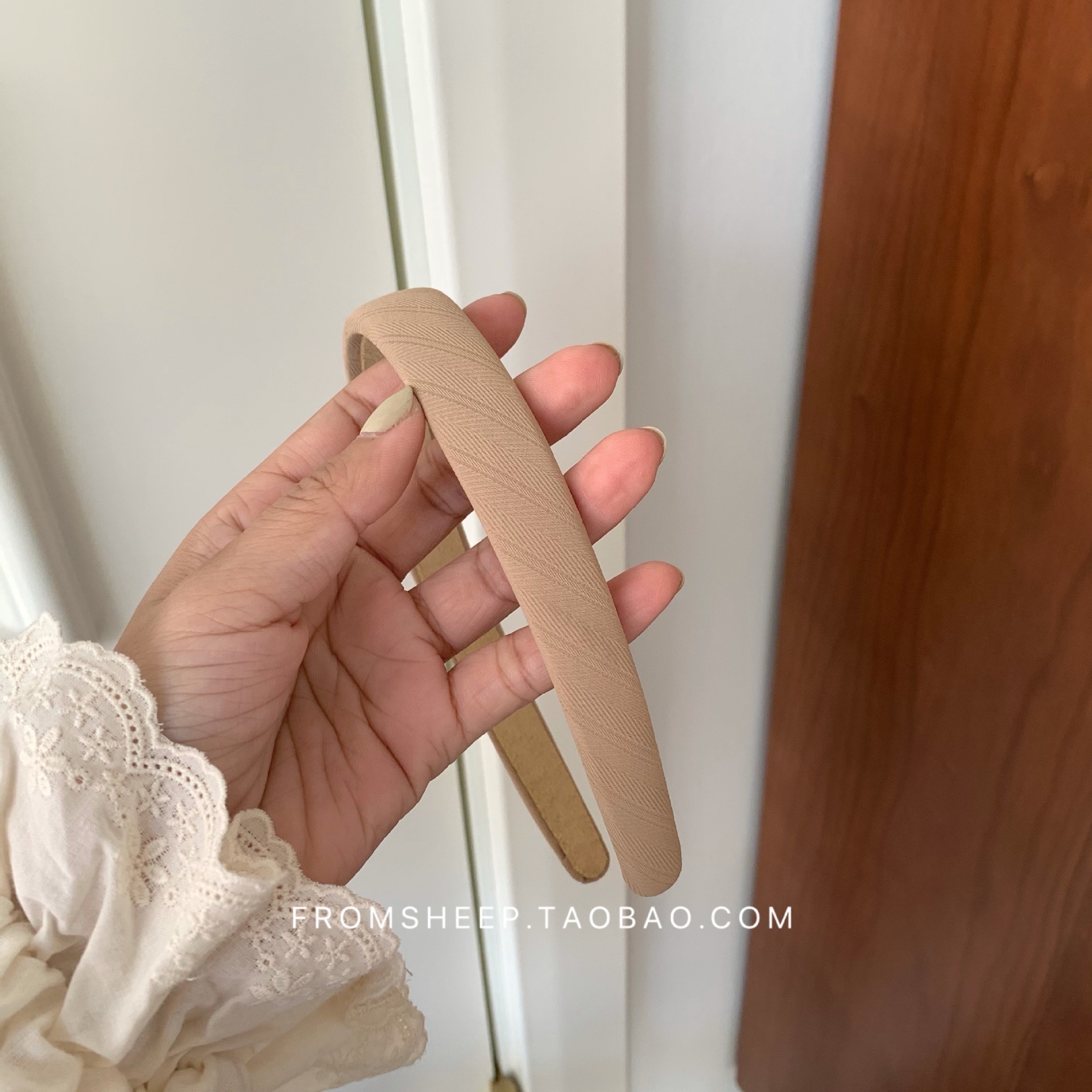 Korean-style hairbands for women in 2025 are trendy and versatile for going out. The headband is simple and elegant, and the hairpin is a popular online hair accessory with wide edges and a sweet look pic 33