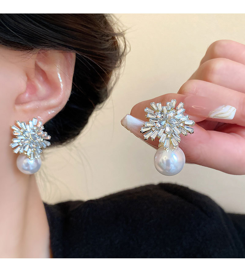 925 Silver Needle Sparkling Diamond Snowflake Pearl Earrings, a light luxury and niche design, high-end stud earrings, a retro and elegant ear accessory pic 14