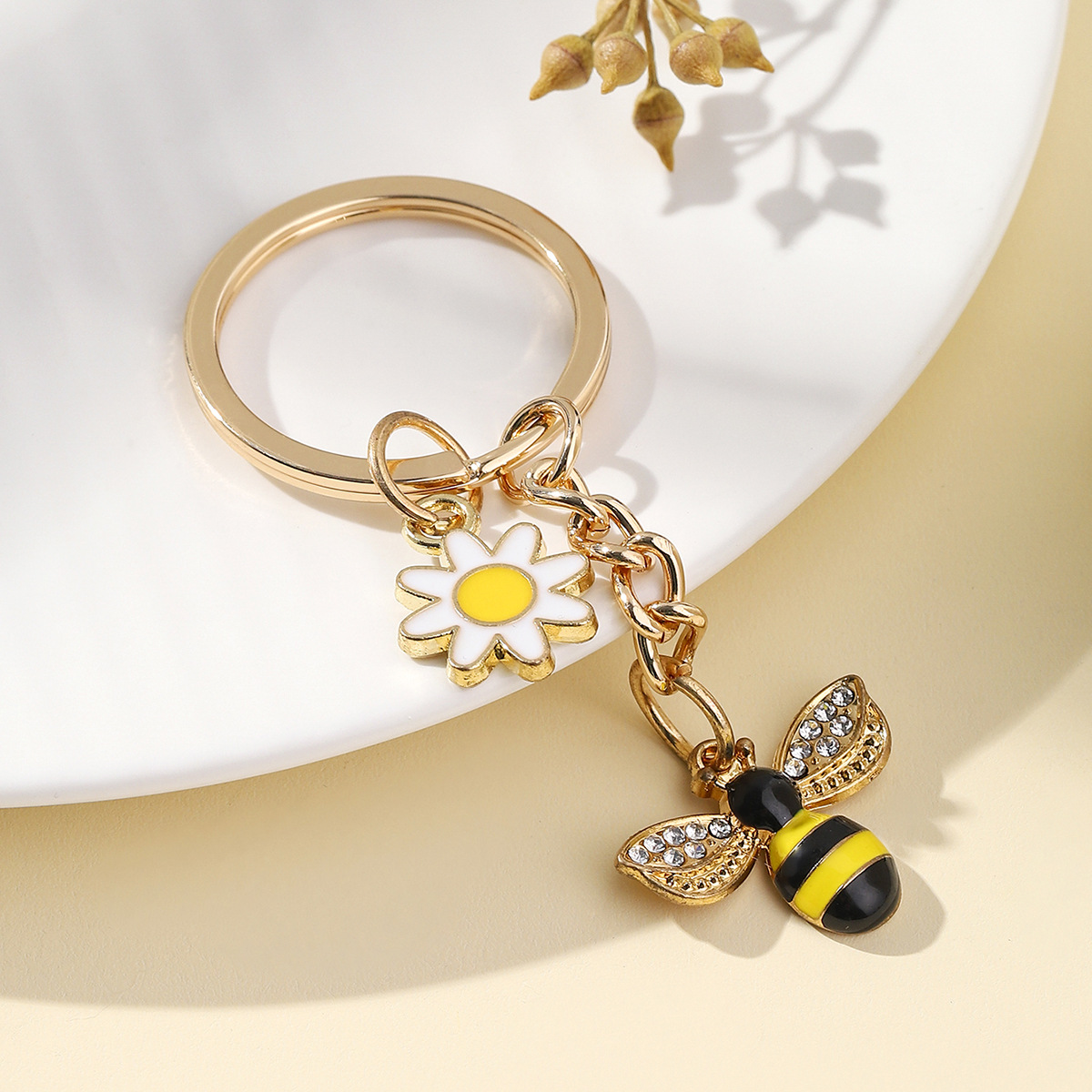 Creative and fresh Daisy metal keychain pendant, cute diamond-encrusted little bee keychain alloy decorative accessory pic 9